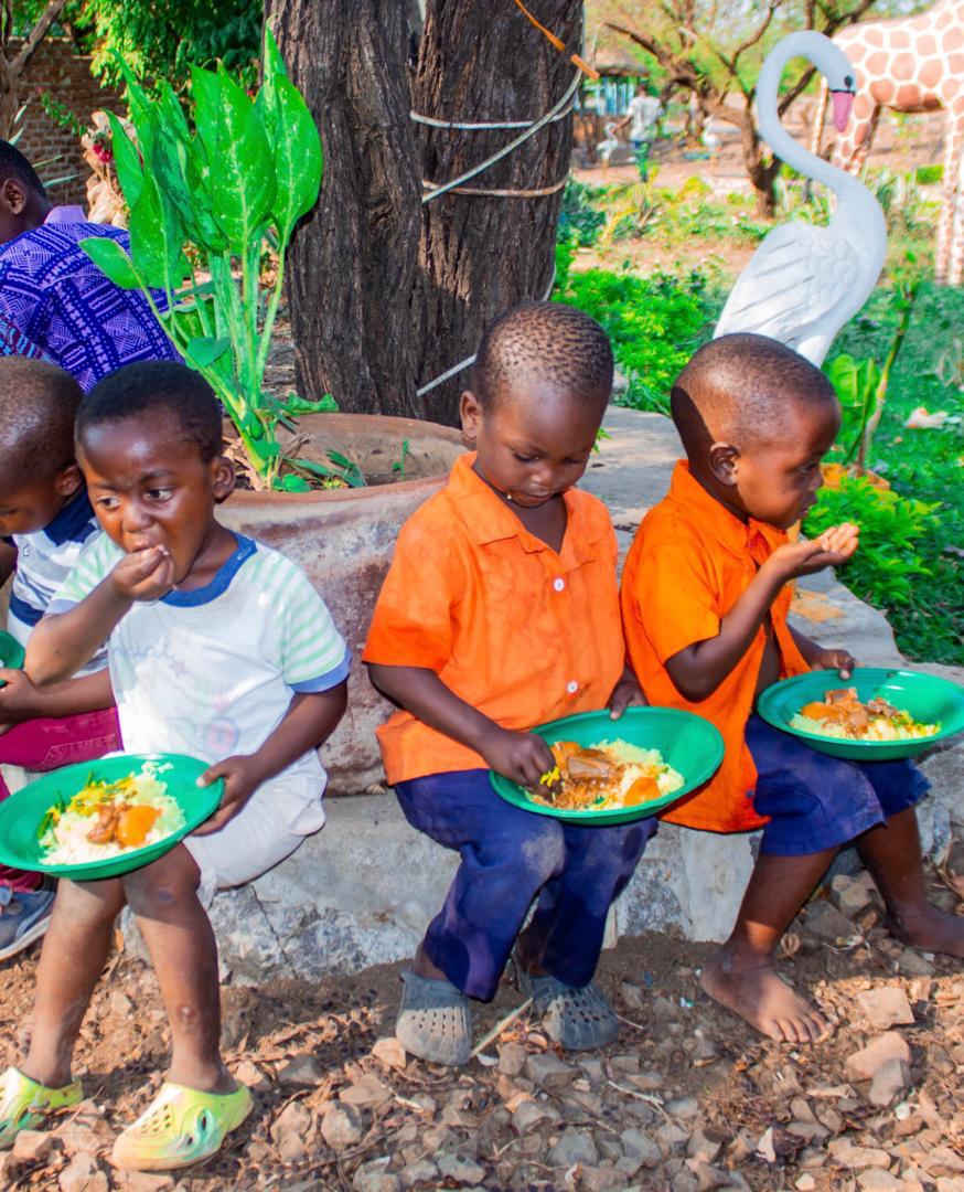 Children sharing a meal during a Pashello early learning day